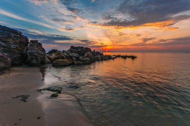 Vietnam 'daki Phu Quoc adasında gün batımında sahil.