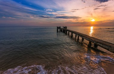 Vietnam 'daki Phu Quoc adasında gün batımı. Ön planda iskele
