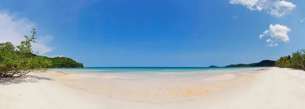 Schöner Tropischer Strand Mit Meerblick Sauberem Wasser Und Blauem Himmel — Stockfoto