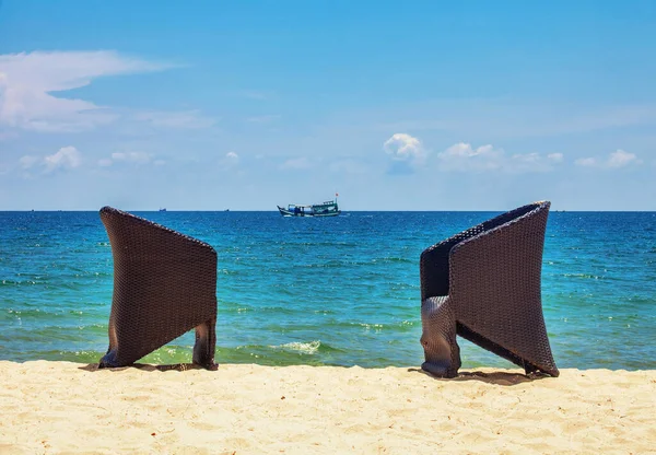 Cadeiras Sol Praia Contra Mar Azul Dia Sol — Fotografia de Stock