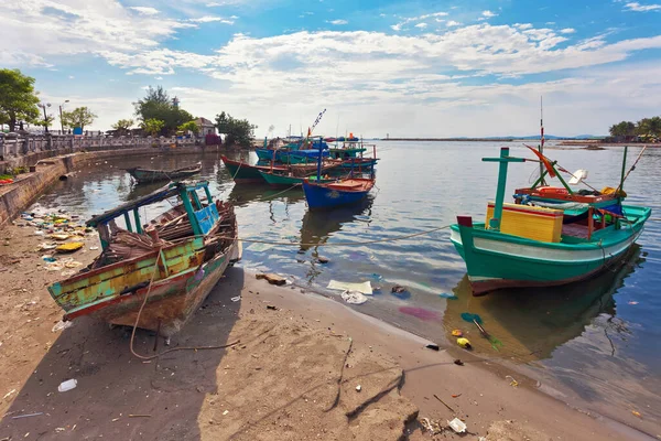 Fischerboote Hafen Sand Und Wasser Schwimmt Viel Müll Phu Quoc — Stockfoto