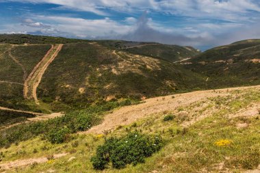 Virajlı yol ve Amoreira bech, Algarve, Portekiz, Avrupa yakınlarındaki vadinin güzel manzarası 