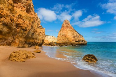 Praia da Dona Ana Sahili, Lagos, Algarve Bölgesi, Portekiz. Praia Dona Ana sarp renkli kayalıklarla çevrili. Algarve 'deki en güzel plajlardan biri.. 