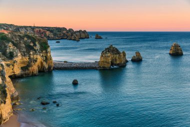  Popüler Dona Ana plajında gün batımından sonra Lagos, Algarve, Portekiz