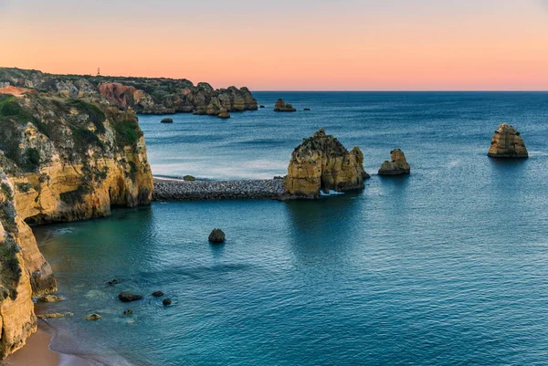 Después Puesta Del Sol Popular Playa Doña Ana Lagos Algarve Fotos De Stock