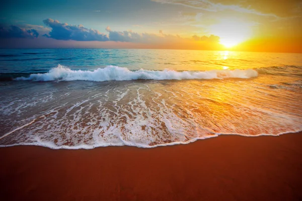 热带海水上的金色日落风景 — 图库照片