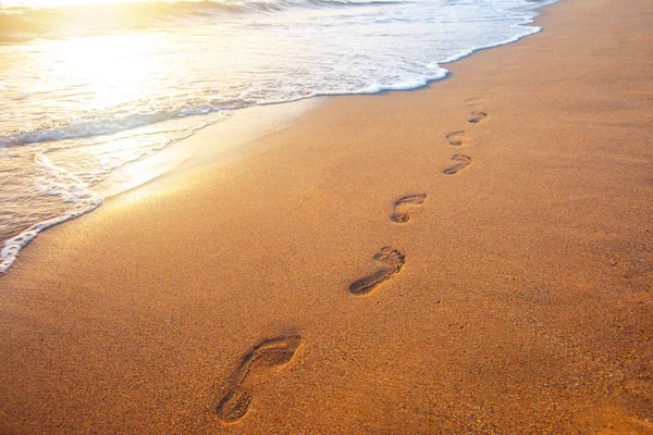 Plaża Fale Ślady Stóp Zachodzie Słońca — Zdjęcie stockowe