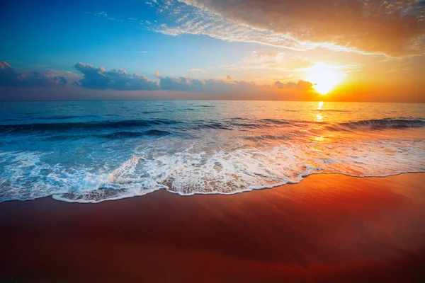 日落和海洋 选择性焦点 — 图库照片