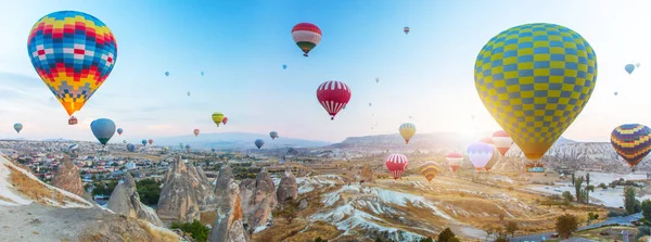 Hot air balloon flying over Cappadocia, Turkey — Stock Photo, Image