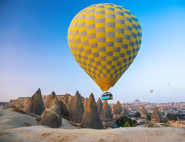 Heißluftballon fliegt über Kappadokien, Türkei lizenzfreie Stockfotos