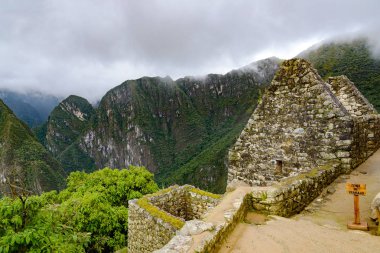 Yaz aylarında Peru Andes Dağları. Tabelada yazıyor: inşaat alanı