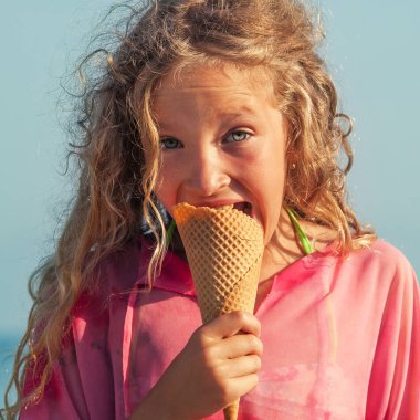 Yazın dondurmalı çocuk. Tatil