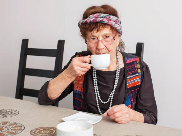 Öreg Nagymama Teát Iszik Nagyi Asszony Otthon Érett — Stock Fotó