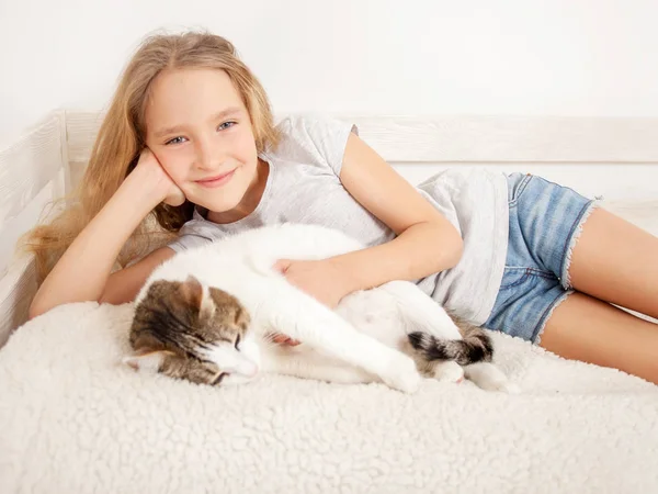 Criança Com Gato Menina Com Animal Estimação Casa — Fotografia de Stock