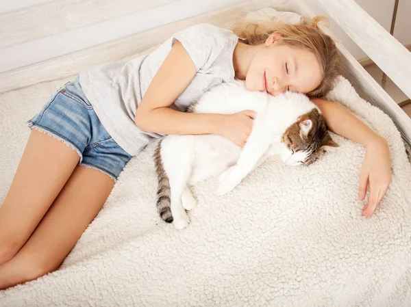 和猫上床的孩子在家里养宠物的女孩 — 图库照片