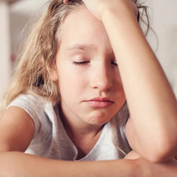 自宅で悲しい子供 虐待だ うつ病の少女室内 — ストック写真