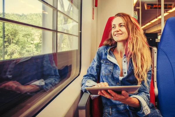 Kobieta Tabletem Podróżującym Transportem Pablicznym Piękna Młoda Kobieta Podróżująca Pociągiem — Zdjęcie stockowe