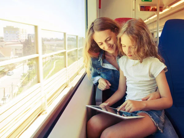Γυναίκα Παιδί Που Ταξιδεύει Μεταφορικό Μέσο Οικογένεια Που Ταξιδεύει Τρένο — Φωτογραφία Αρχείου