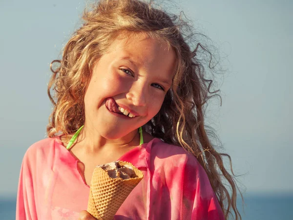 Kind Mit Eis Sommer Urlaub — Stockfoto