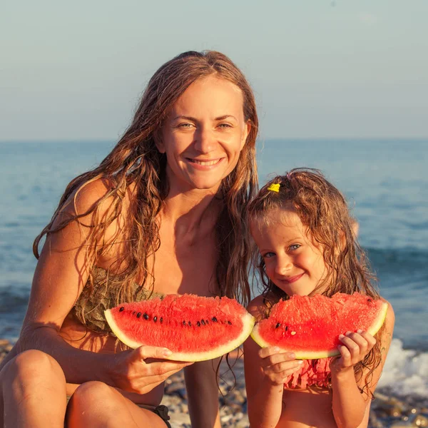母親と子供スイカを食べる 夏に果物を食べる家族 — ストック写真