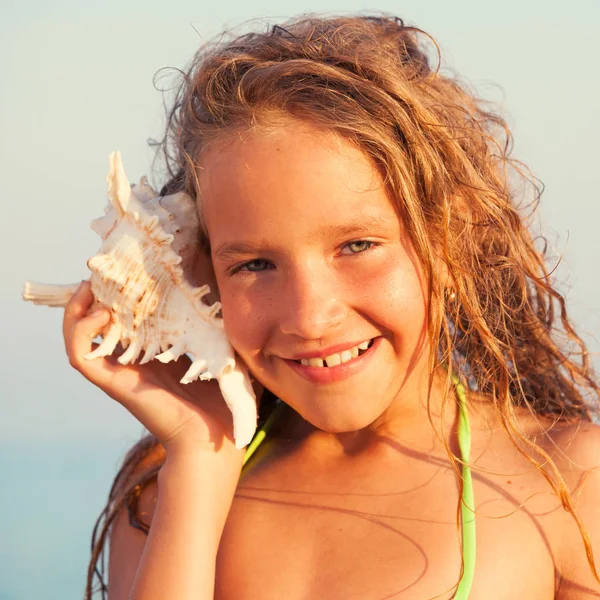 Meisje Zee Achtergrond Kind Heeft Schelp Tegen Haar Oor Gezet — Stockfoto