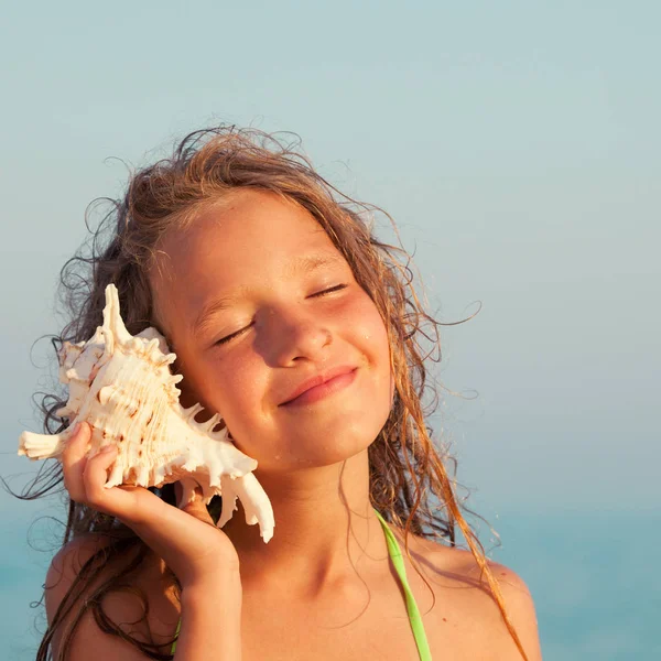 Fille Sur Fond Marin Enfant Lui Mis Coquille Oreille Vacances — Photo