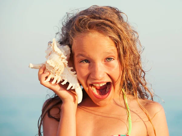 Meisje Zee Achtergrond Kind Heeft Schelp Tegen Haar Oor Gezet — Stockfoto