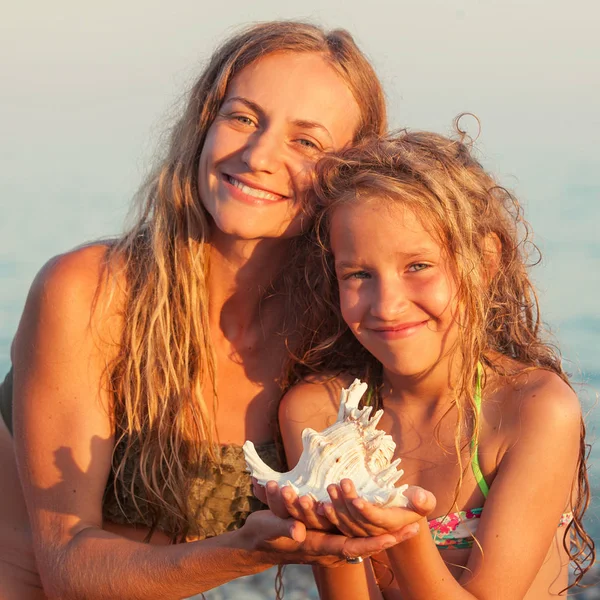 海の背景に子供と母親 夏休みだ — ストック写真