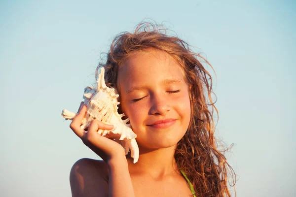 Girl Sea Background Child Put Shell Her Ear Summer Vacation — Stock Photo, Image