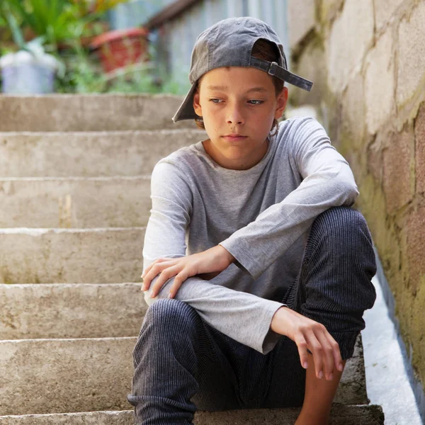 屋外で悲しい10代 不幸なティーン — ストック写真