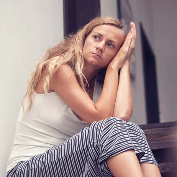 Uma Mulher Triste Casa Depressão Feminina Dentro Casa — Fotografia de Stock