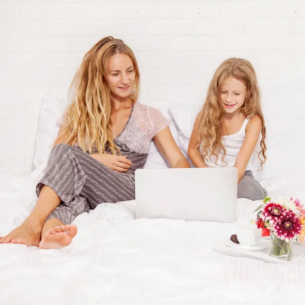 Οικογένεια Laptop Στο Κρεβάτι Μητέρα Και Παιδί Τον Υπολογιστή Στο — Φωτογραφία Αρχείου
