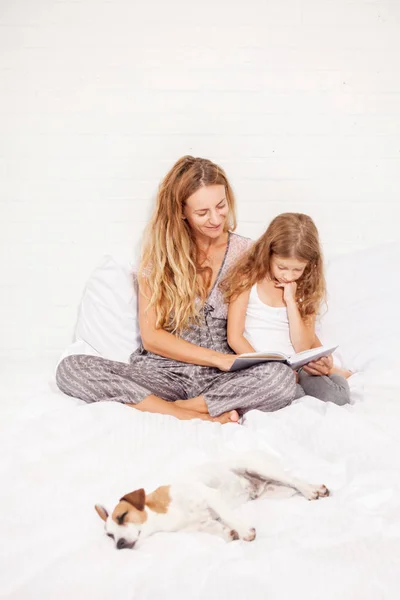 Kvinna Med Barnbok Lycklig Familj Hemma Mor Med Dotter Sängen — Stockfoto