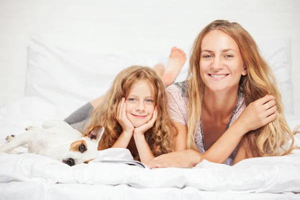 Mãe Com Filho Cama Feminino Bebê Casa Família Feliz — Fotografia de Stock