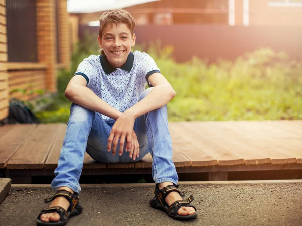 青少年在户外的微笑着夏天 快乐的一个男孩 — 图库照片