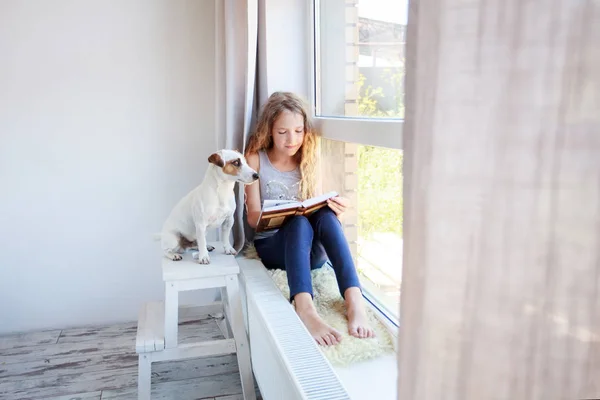 Kind Liest Buch Hause Mädchen Sitzt Beim Lesen Fenster — Stockfoto