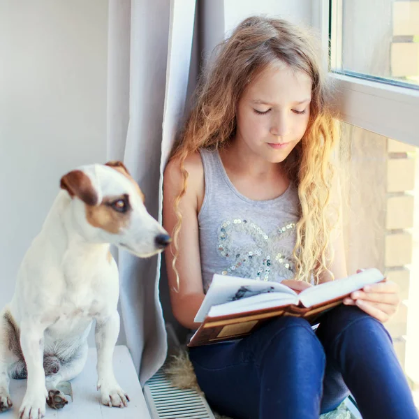 Barnbok Hemma Flicka Sitter Vid Fönstret Vid Läsa — Stockfoto