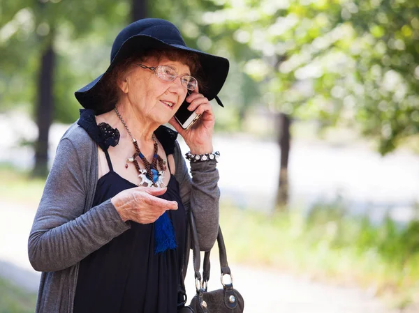 Elegante Mujer Años Caminando Por Ciudad Hablando Por Teléfono Abuela — Foto de Stock