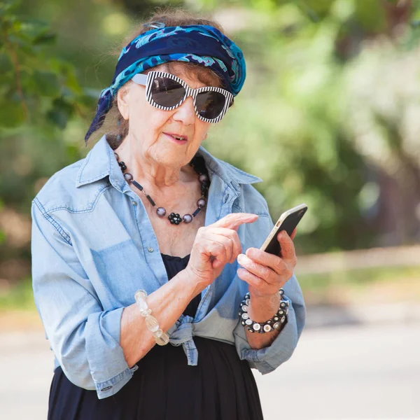 Gammal Kvinna Talar Mobiltelefon Senior Promenader Utomhus — Stockfoto