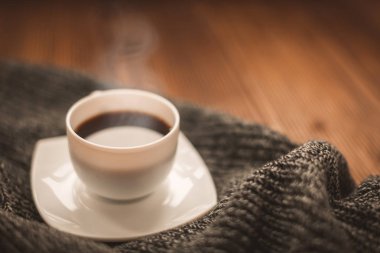 Örme şal üzerinde hoş kokulu kahve