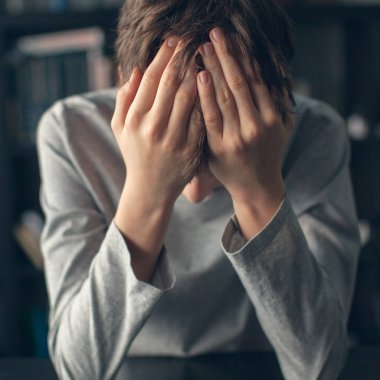 Üzgün çocuk. Evde bunalımlı bir genç. Ailede sorunlar