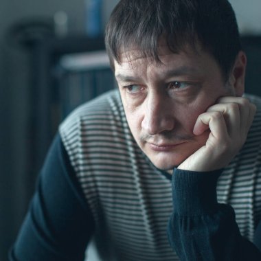 Üzgün adam evde. Depresyon Yetişkin erkekler 