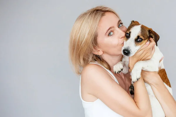 Glückliche Frau Mit Hund Weibchen Und Haustier — Stockfoto