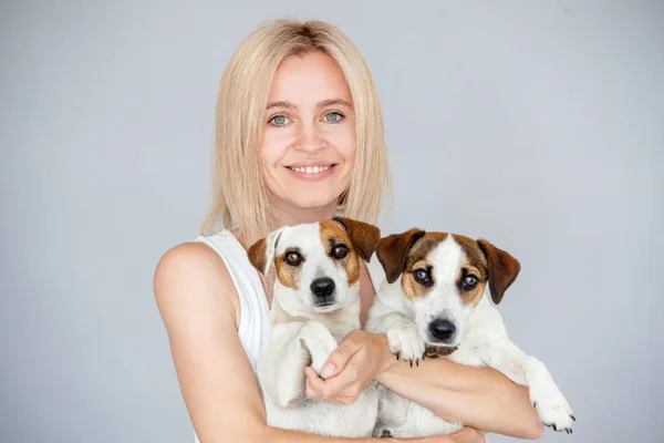 Glückliche Frau Mit Hund Hündin Und Zwei Hunde — Stockfoto