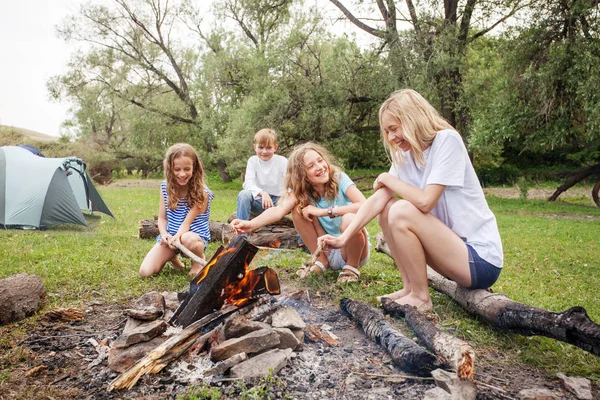 Teen Camp Fire Group Children Outdoors Summer — Stock Photo, Image