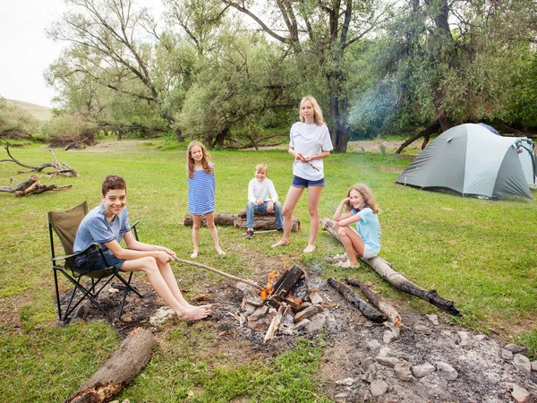 Teen Camp Fire Group Children Outdoors Summer — Stock Photo, Image