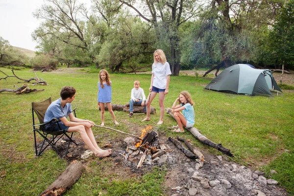 Adolescente Nel Campo Vicino Fuoco Gruppo Bambini All Aperto Estate — Foto Stock