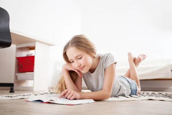 Livro Leitura Infantil Casa Menina Deitada Ler Dentro Casa — Fotografia de Stock