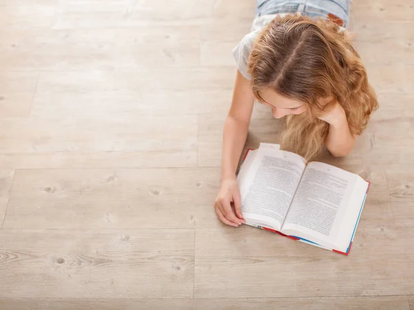 Kind Liest Buch Hause Mädchen Liegen Und Lesen Drinnen — Stockfoto