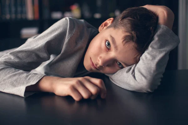 Droevige Jongen Een Depressieve Tiener Thuis Problemen Het Gezin — Stockfoto